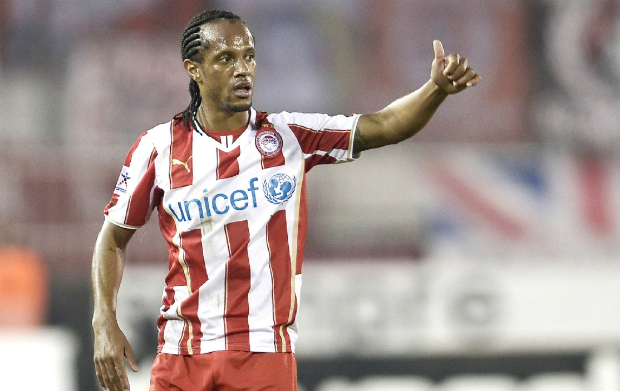 Vitória contrata lateral Leandro Salino