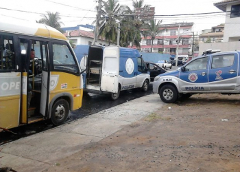 Passageiro reage a assalto, mata suspeito e fere outro em micro-ônibus