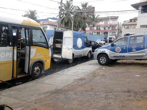 Passageiro reage a assalto, mata suspeito e fere outro em micro-ônibus