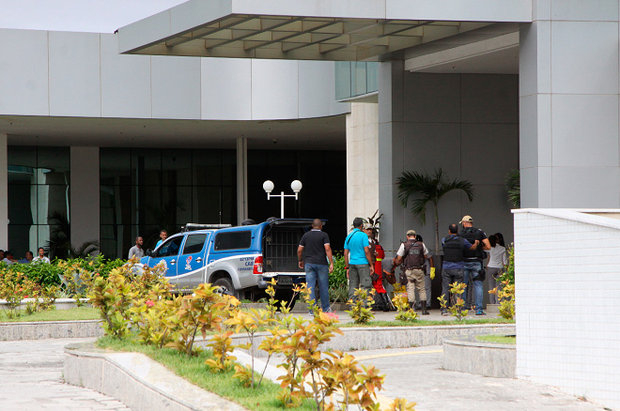 Funcionária baleada em prédio da Caixa na Paralela morre em hospital