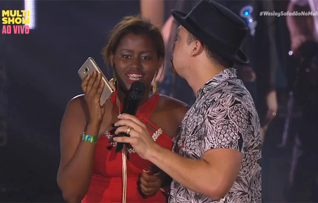 Fã sobe no palco e manda recado para ex a pedido de Safadão: ‘Sua miséra!’ Veja vídeo