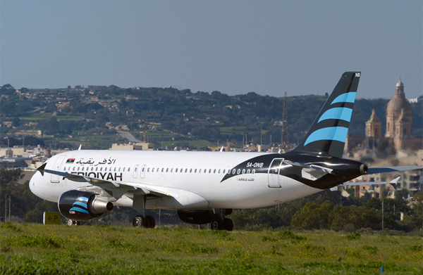 Sequestradores ameaçam explodir avião líbio com 118 a bordo após desvio de rota
