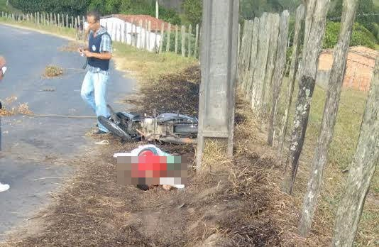 Motociclista morre após colidir com poste em Amélia Rodrigues
