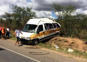 Van capota na BR 116 em Teofilândia e deixa 11 feridos