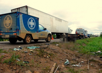 Carro bate de frente com caminhão  e três morrem em rodovia