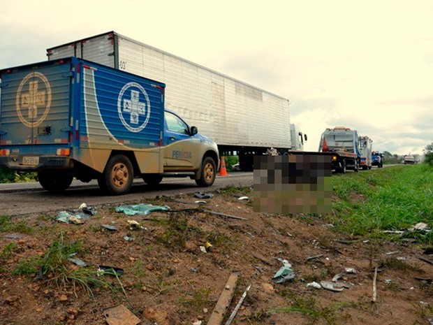 Carro bate de frente com caminhão  e três morrem em rodovia