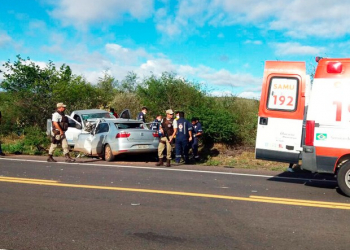 Vítimas de batida frontal na BR-407 são identificadas; ferido passa bem