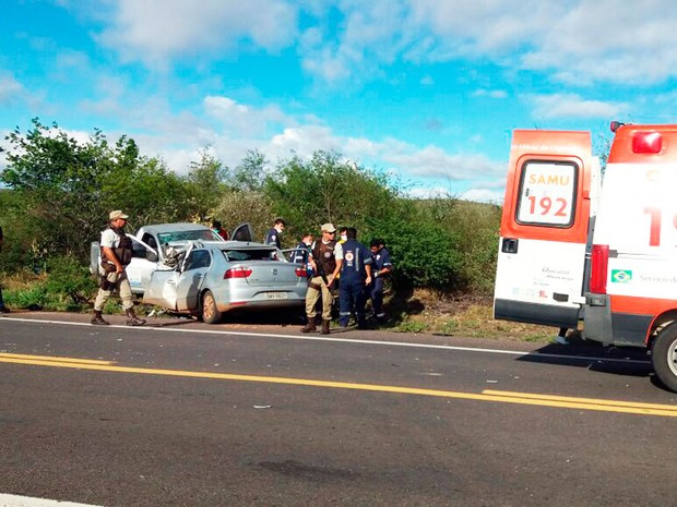 Vítimas de batida frontal na BR-407 são identificadas; ferido passa bem