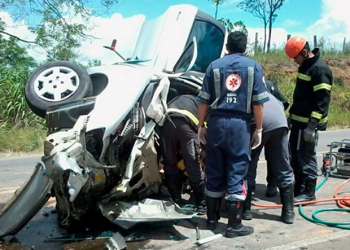 Condutor sobrevive após bater em 2 carros, um caminhão e capotar
