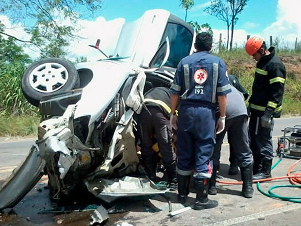 Condutor sobrevive após bater em 2 carros, um caminhão e capotar