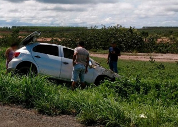 Ao tentar beber água, homem perde controle do carro e morre