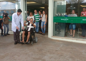 Sobrevivente da Chapecoense, Alan Ruschel é 1º a deixar hospital em SC