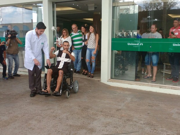 Sobrevivente da Chapecoense, Alan Ruschel é 1º a deixar hospital em SC
