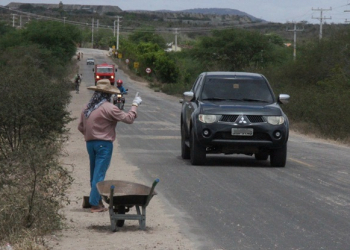 “Uns choram e outros vendem lenços”. Rodovias esburacadas tem seus benefícios