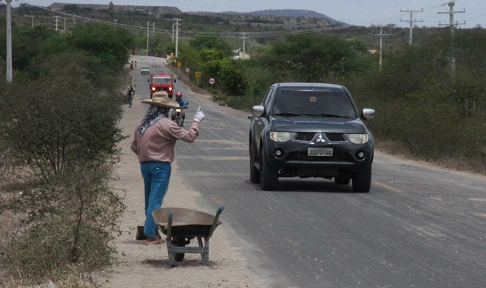 “Uns choram e outros vendem lenços”. Rodovias esburacadas tem seus benefícios