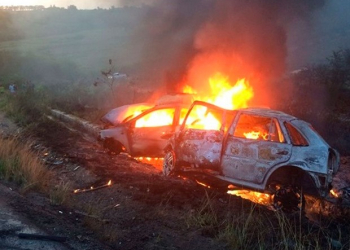 Carros batem de frente, pegam fogo e motoristas morrem na BR-101