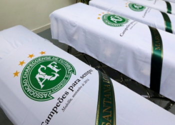 Vítimas de acidente ganham homenagens e caravana fúnebre antes de deixar Colômbia