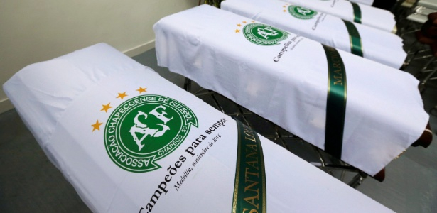 Vítimas de acidente ganham homenagens e caravana fúnebre antes de deixar Colômbia