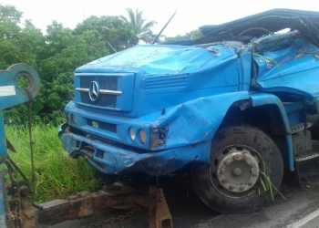 Caminhão carregado de ovos tomba e motorista morre