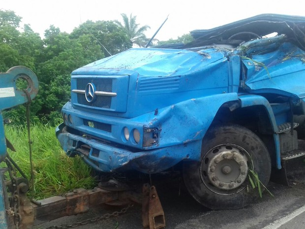 Caminhão carregado de ovos tomba e motorista morre