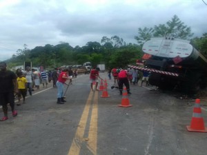 Quatro morrem após colisão entre carro e caminhão tanque na BR 101