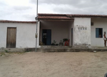 Valente: Diretoria de associação comunitária quer interferência da Justiça para tirar ‘sem teto’ de casa de farinha