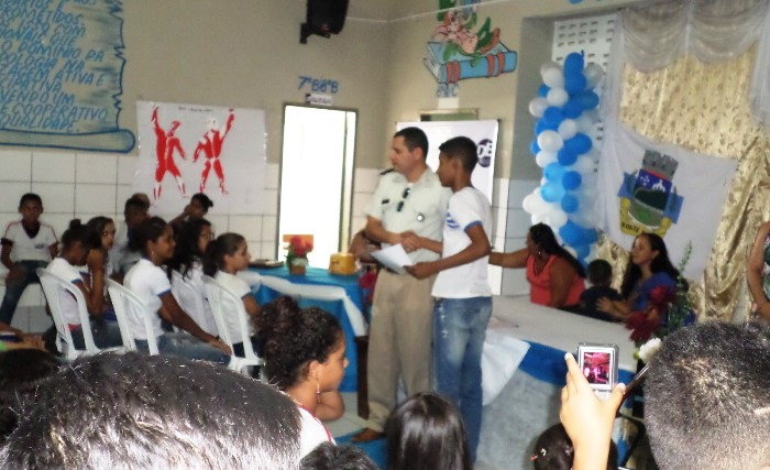 Incra/BA firma parceria com programa educacional de combate às drogas em Monte Santo