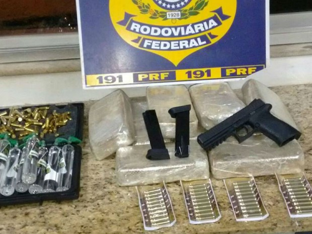 Idosa é presa com pistola e mais de 100 munições em ônibus de turismo