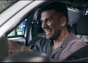 Daniel Alves interpreta mecânico em clipe do irmão cantor, Ney Alves