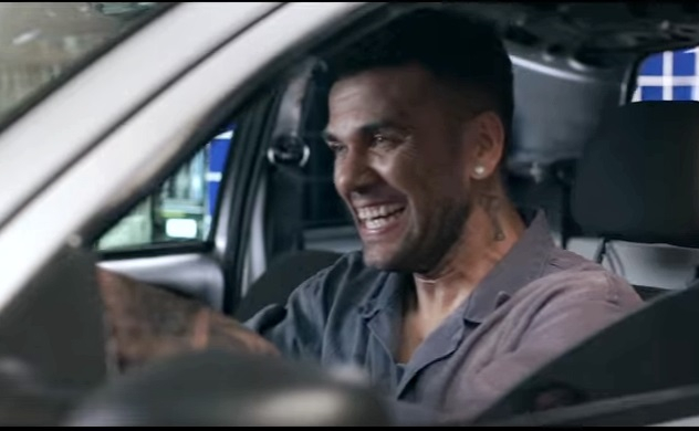 Daniel Alves interpreta mecânico em clipe do irmão cantor, Ney Alves