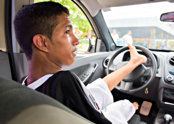 AM: motorista sem braços faz prova de direção e tenta CNH