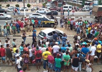 Homem é assassinado dentro de carro enquanto levava duas crianças para escola