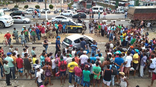 Homem é assassinado dentro de carro enquanto levava duas crianças para escola