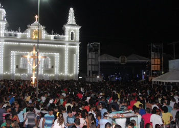 Adriana Arydes fecha com chave de ouro as noites festivas do novenário de Nossa Senhora da Conceição do Coité