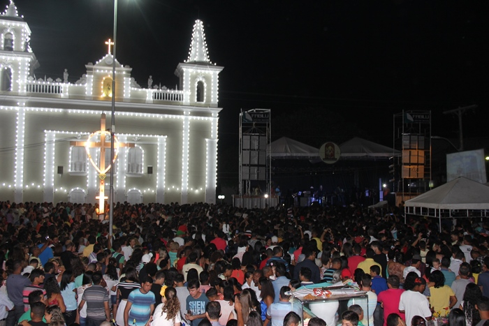 Adriana Arydes fecha com chave de ouro as noites festivas do novenário de Nossa Senhora da Conceição do Coité