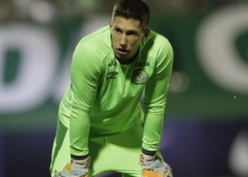 Goleiro da chapecoense chega a SP