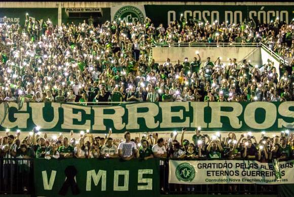 Jogadores do Atlético Nacional cantam ‘Vamos, Chape’ para comemorar vitória