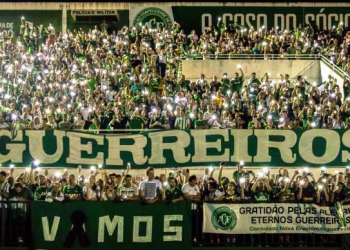 Homenagens a vítimas de acidente comovem atletas e população de Chapecó