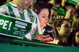 Chapecó -  Um tributo à Chapecoense e às vítimas da tragédia com o voo da delegação, na madrugada de terça-feira (29), tomou a Arena Condá, estádio da Chapecoense (Daniel Isaia/Agência Brasil)