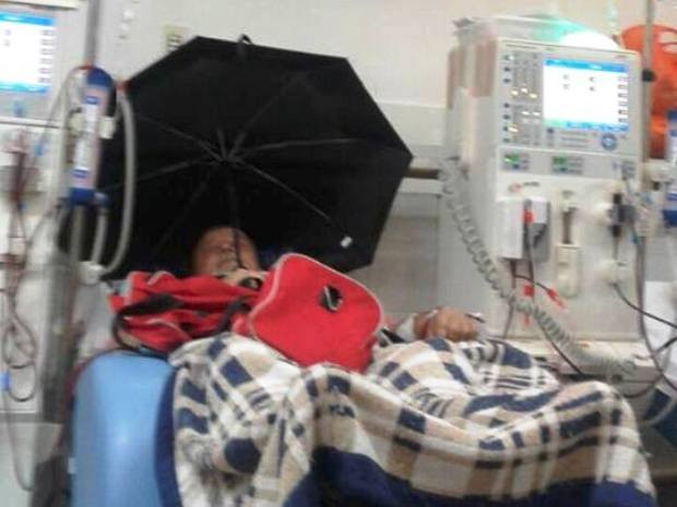 SP – Idoso usa guarda-chuva há 1 mês em hospital com goteira