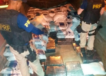 Polícia apreende mais de 2 toneladas de maconha escondida em carreta