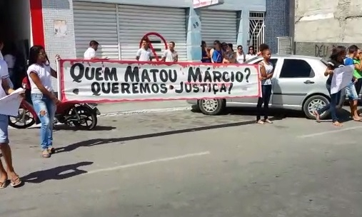 Manifestantes saem às ruas de Coité pedindo resposta da Justiça quanto a morte do empresário Márcio