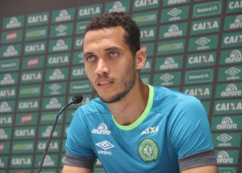 Sem saber de acidente, zagueiro Neto pergunta sobre partida da Chape na final da Sul-Americana