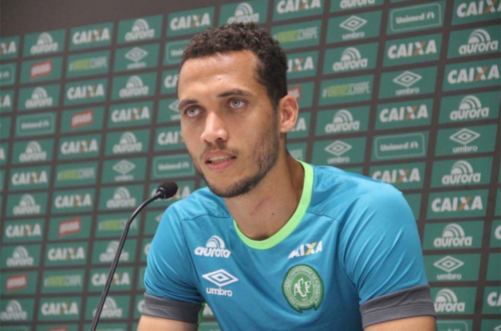 Sem saber de acidente, zagueiro Neto pergunta sobre partida da Chape na final da Sul-Americana