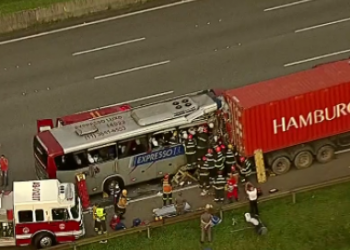 Acidente entre ônibus e caminhão deixa um morto e 20 feridos em SP