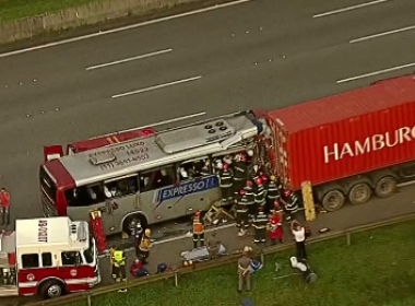 Acidente entre ônibus e caminhão deixa um morto e 20 feridos em SP