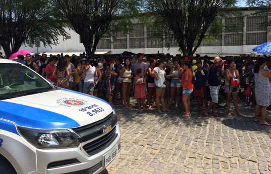 Movimento na frente da Delegacia de Santaluz - Foto: Noticias de Santaluz