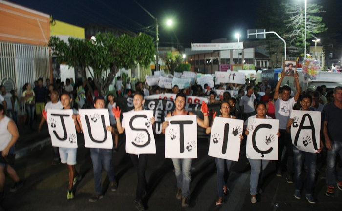 Coité – População de Salgadália faz manifestação com pedido de justiça pela morte de dois jovens