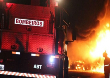 Duas carretas explodem após batida na BA; motorista está desaparecido