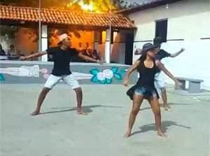 Raio atinge escola durante apresentação e causa susto entre estudantes; assista